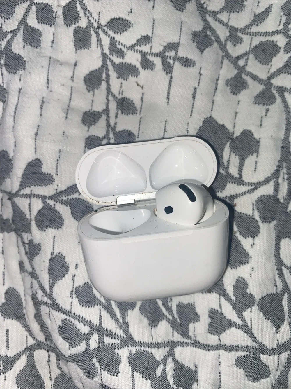 Apple Airpods Gen3, only had right side earbud with Nerd case - White